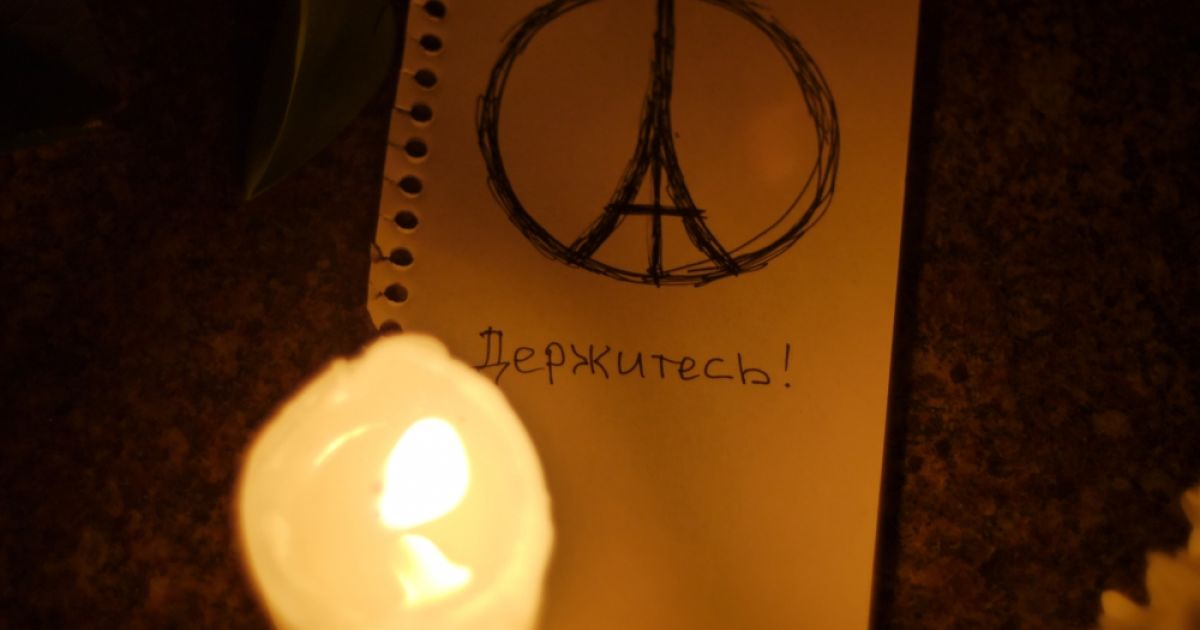 Люди всю ніч несли квіти до посольства Франції у Києві / © Gazeta.ua
