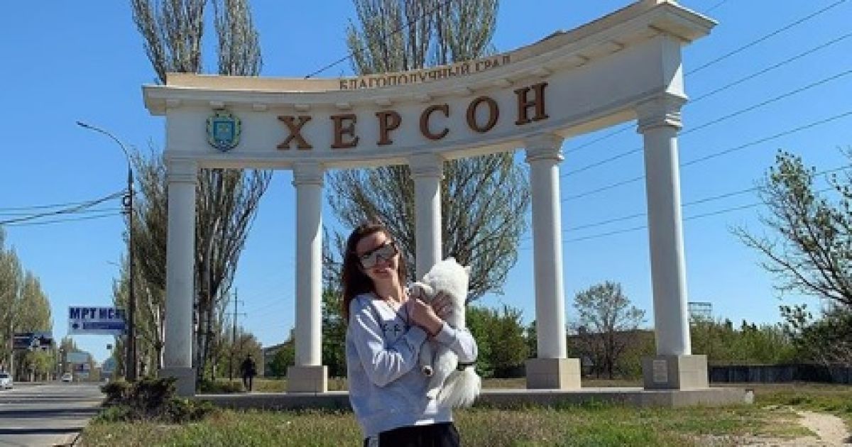 Девушка, которую не забирали из Китая из-за собаки, уже в Украине и ест оливье