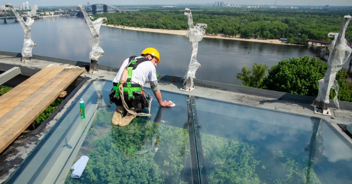 У Києві новий пішохідний міст обладнають скляною підлогою
