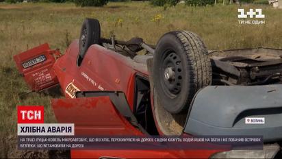 Новини України: на трасі "Луцьк-Ковель" мікроавтобус зім'яло, а хлібини розкидало узбіччям