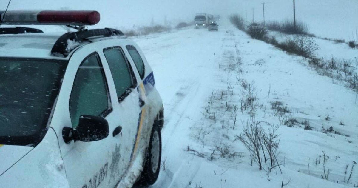 В Украине бушует непогода: за последние сутки полицейские помогли вытащить из снежных заносов около 300 авто