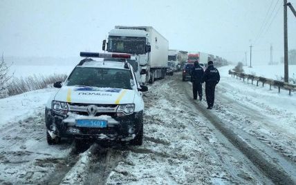Ряд областей Украины закрыл проезд для грузовиков из-за снегопадов