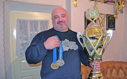 Одесский священник получил две золотые медали на чемпионате по пауэрлифтингу
