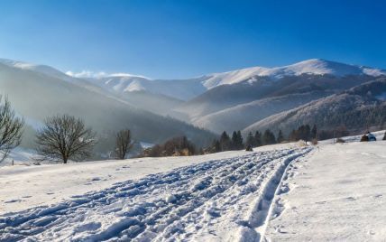 В украинских Карпатах намело почти 1,5 метра снега