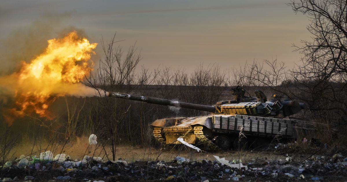 Украинский танк 17-й танковой бригады ведет огонь по российским позициям во Временном Яру