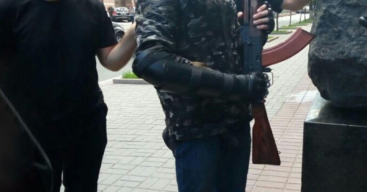 У Києві під Кабміном затримали юнака з арсеналом зброї, який прямував до Верховної Ради_1 / © Поліція Києва / Facebook