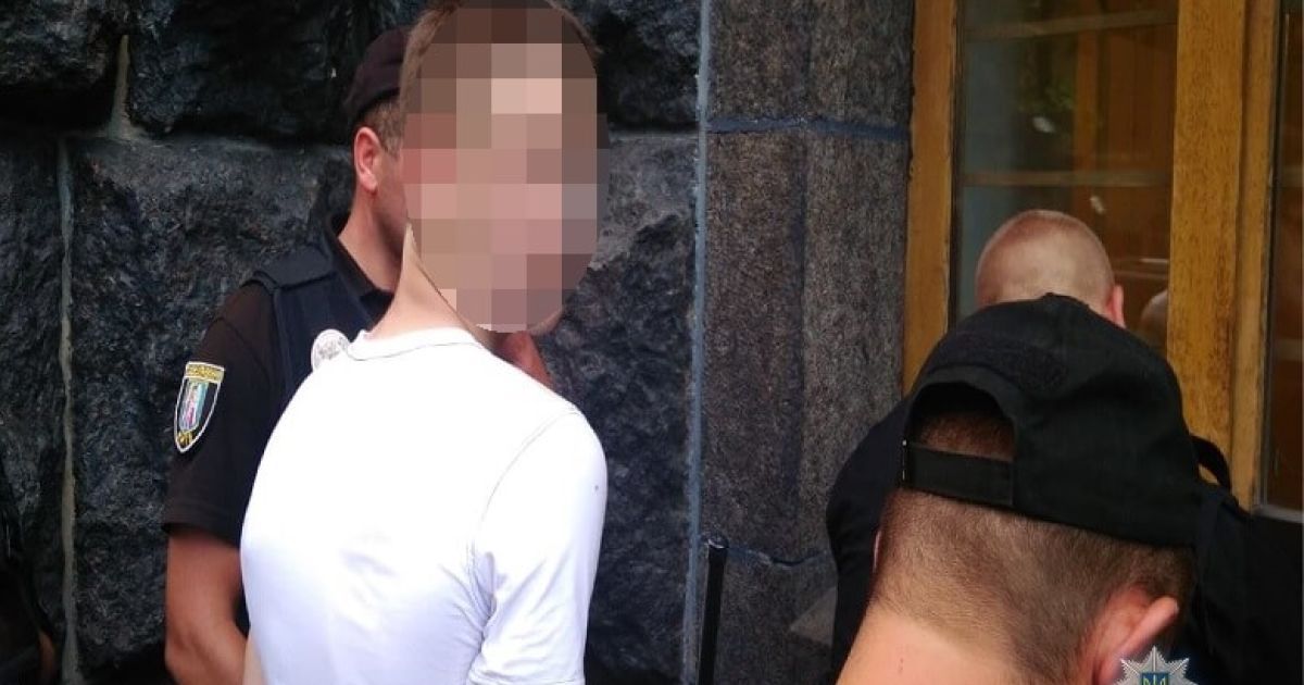 У Києві під Кабміном затримали юнака з арсеналом зброї, який прямував до Верховної Ради_6 / © Поліція Києва / Facebook