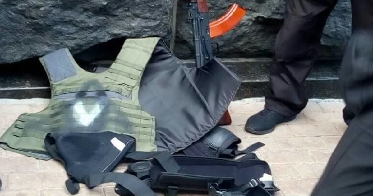 У Києві під Кабміном затримали юнака з арсеналом зброї, який прямував до Верховної Ради_2 / © Поліція Києва / Facebook