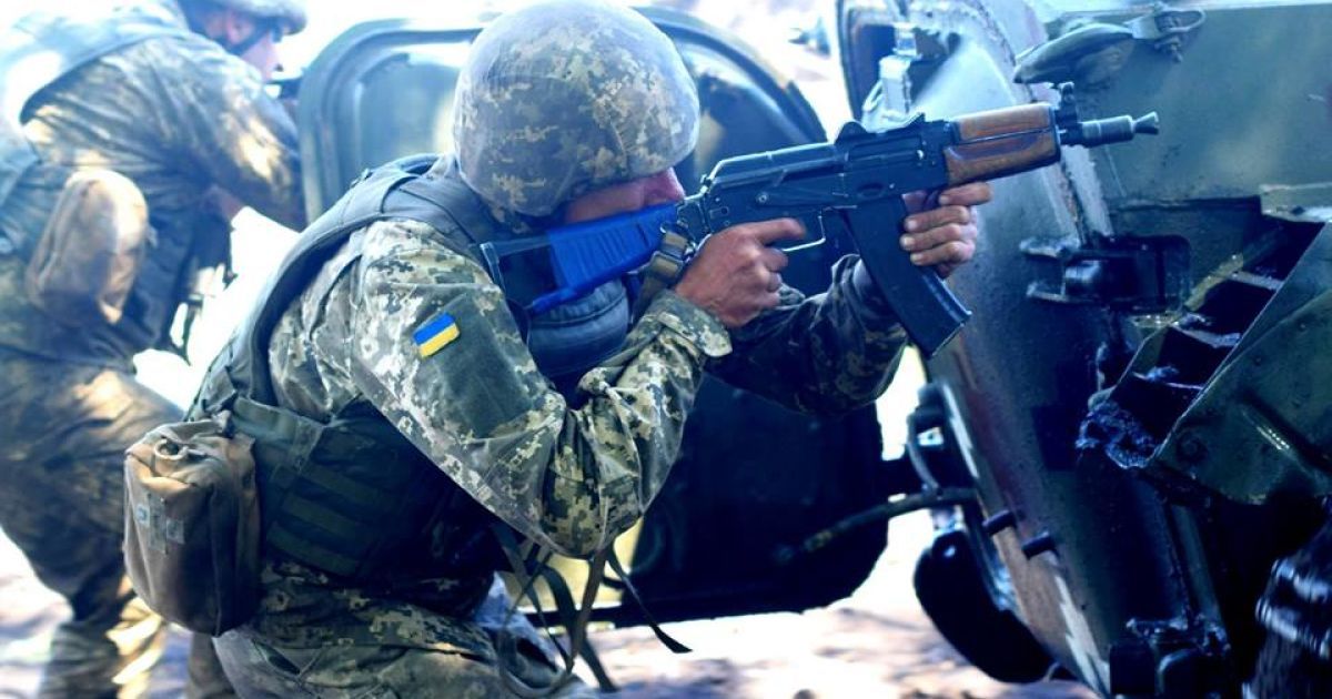 На передовой ранены двое украинских бойцов. Ситуация на Донбассе