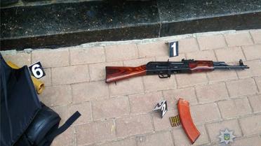 У Києві під Кабміном затримали юнака з арсеналом зброї, який прямував до Верховної Ради_5 / © Поліція Києва / Facebook
