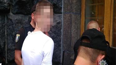 У Києві під Кабміном затримали юнака з арсеналом зброї, який прямував до Верховної Ради_6 / © Поліція Києва / Facebook