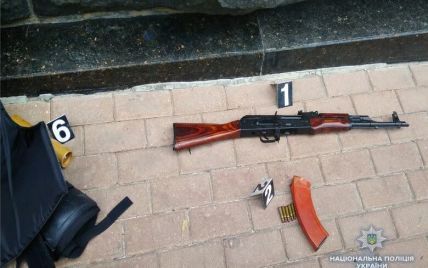 Задержанный в правительственном квартале Киева подросток с арсеналом оружия "шел стрелять депутатов" - СМИ