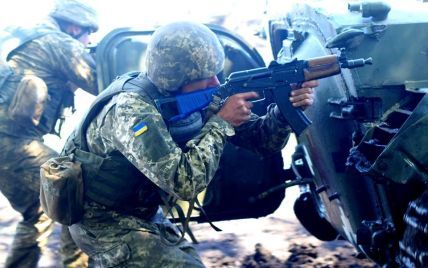 На передовой ранили украинского бойца. Ситуация на Донбассе