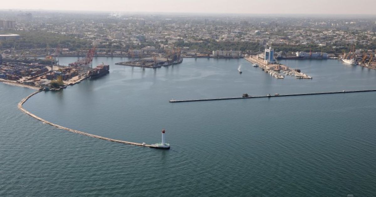 Росіяни атакували ракетами Одеський морський торговий порт