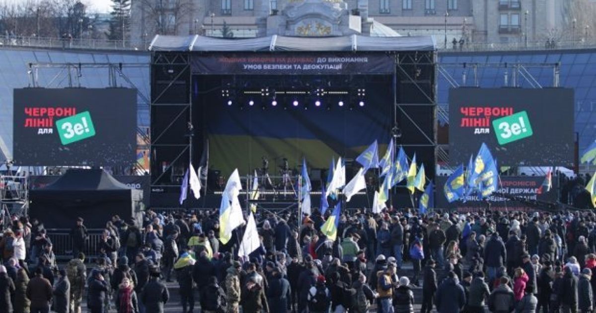 На Майдане люди собрались на вече "Красные линии" накануне "нормандского саммита"