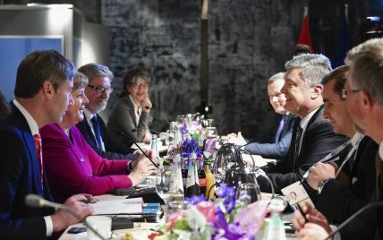 Порошенко обсудил с Меркель введение "азовских санкций" против России
