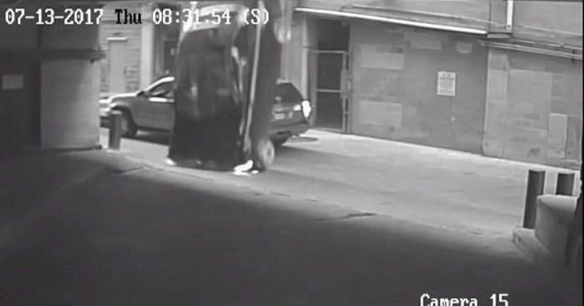В США женщина за рулем авто упала с 7-го этажа парковки