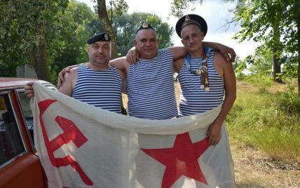 На Полтавщині мер відзначив радянське свято на тлі прапора з червоною зіркою