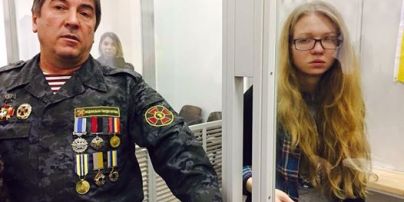 Депутат приковал себя наручниками к националистке Заверухе в суде