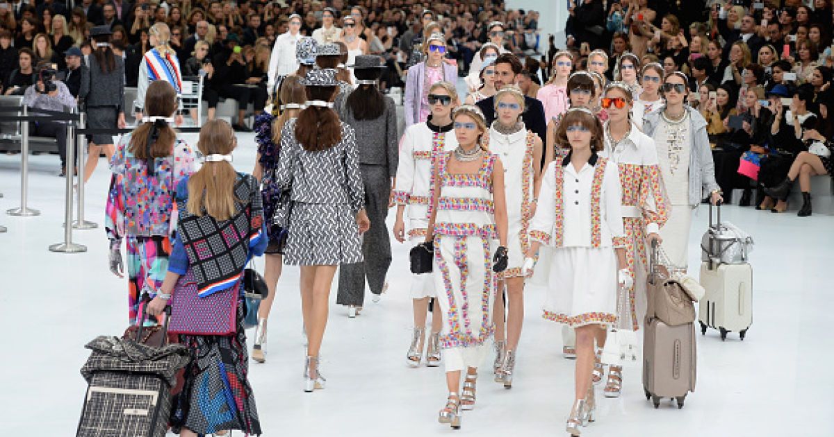 Показ коллекции Chanel весна-лето 2016 на Парижской неделе моды