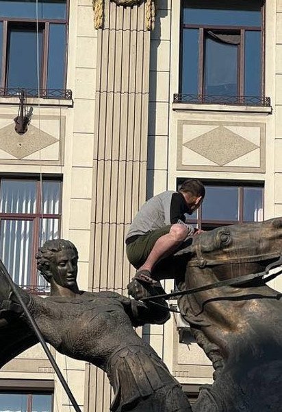 Хуліган на пам'ятнику у Львові