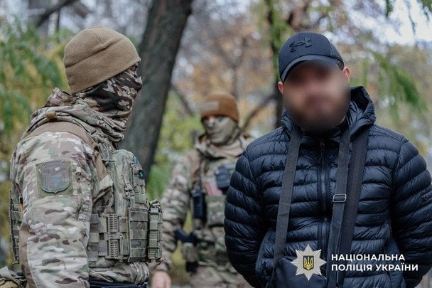 У Києві затримали «родича Єрмака», який за 100 тисяч доларів обіцяв роботу в ОП / © Національна поліція України