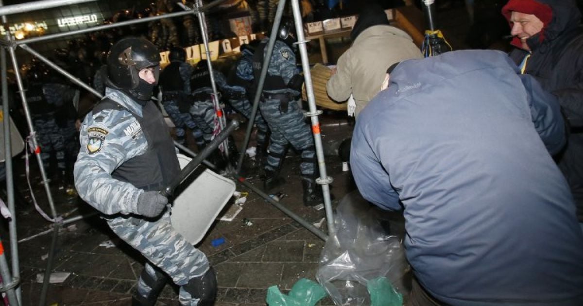 Під час розгону мітингувальників бійці &laquo;Беркуту&raquo; застосовували вибухові пакети, били людей кийками