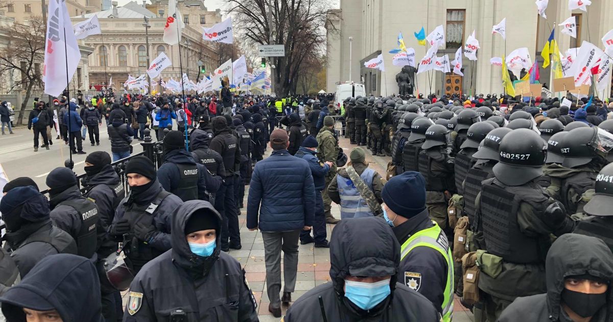 У Києві протестувальники заблокували входи до Ради