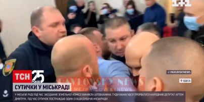 Депутат Одеської міськради намагався силою прорватися на засідання земельної комісії | Новини Одеси