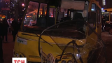У центрі Києва елітний спорткар протаранив пасажирський автобус