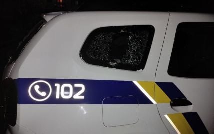 Приїхали заспокоїти: під Дніпром чоловік розбив автомобіль поліцейських