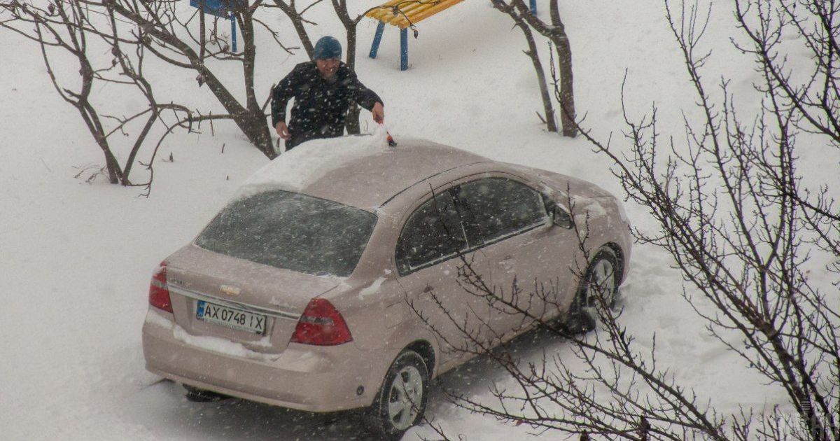 Руйнівна відлига: у Львові крига падає з дахів і трощить авто