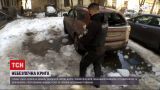 Новини України: у столиці брила, що впала з даху, пошкодила автомобіль