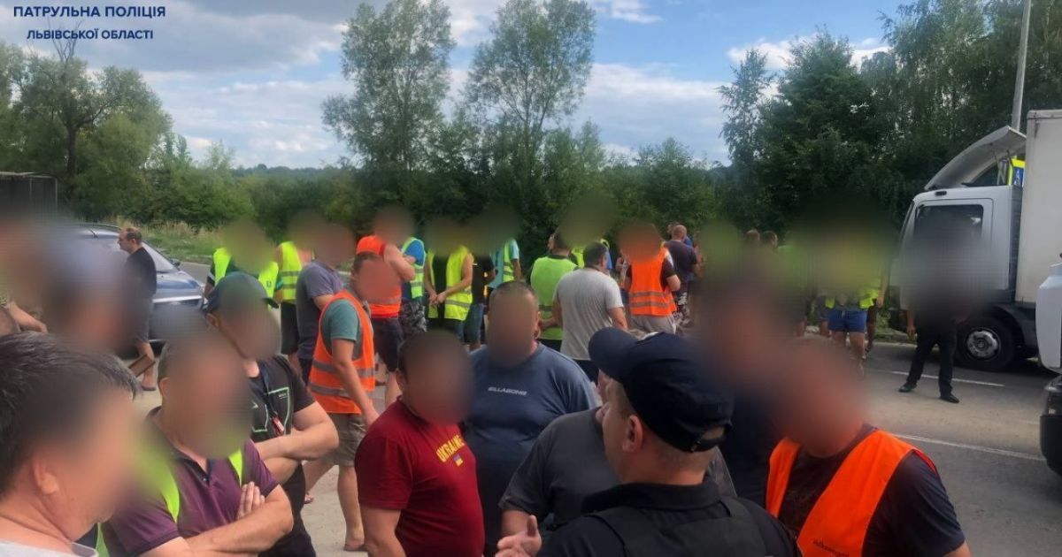 Чекають по чотири доби: на українсько-польському кордоні спалахнув протест водіїв, у Львівській ОВА відреагували