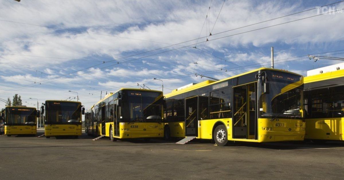 У центрі Києва через аварію на водопроводі другу добу перекрито рух тролейбусів