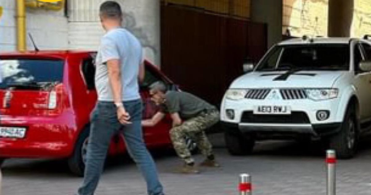 В Киеве мужчина в военной форме разрисовал автомобиль