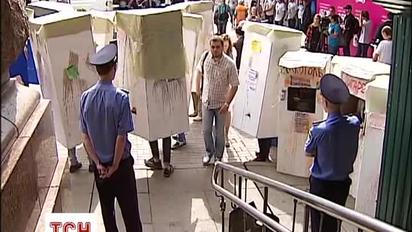 Активісти в коробках показали київським депутатам, наскільки заважають МАФи