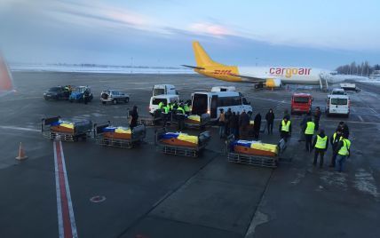 Без чиновников и журналистов: как Киев встретил самолет с телами погибших в Кабуле украинцев