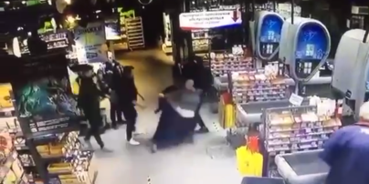 "Позвал подкрепление - пять друзей": появилось видео из супермаркета в Чернигове, где до смерти избили полицейского
