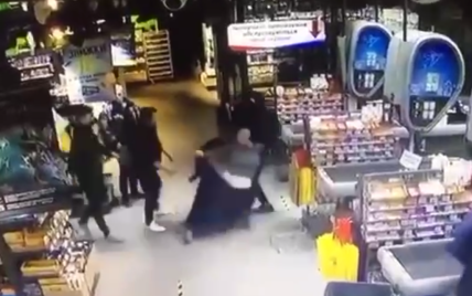 "Позвал подкрепление - пять друзей": появилось видео из супермаркета в Чернигове, где до смерти избили полицейского