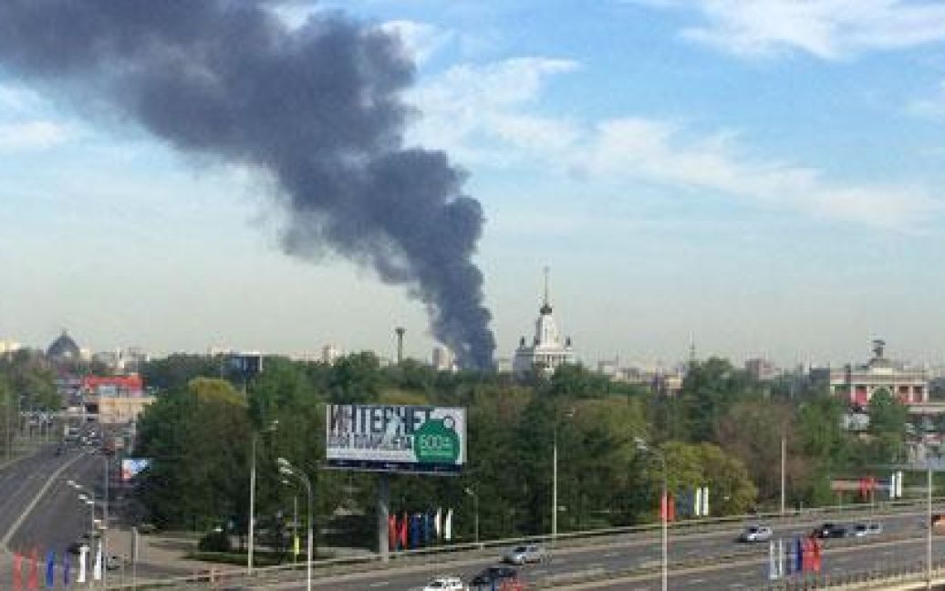 Дым от сильного пожара на складе в Москве видно на несколько километров / © Звезда