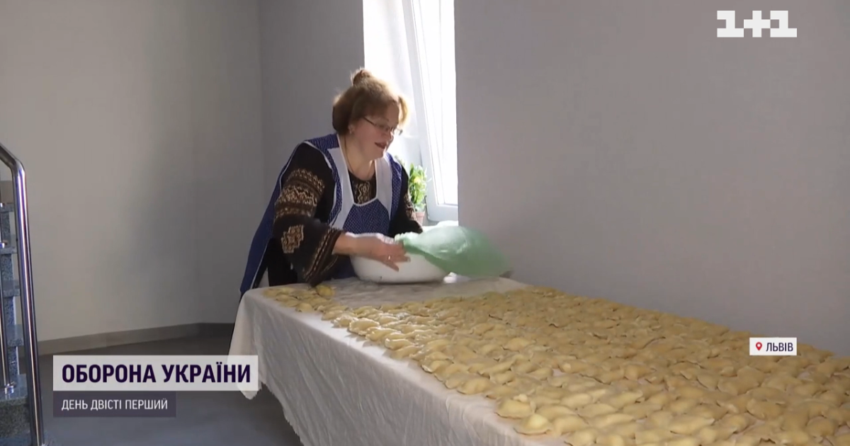 Преподаватели львовского университета превратили свой дом в мини-цех, чтобы кормить бойцов на фронте