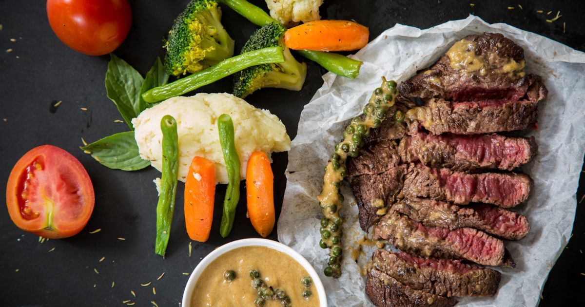 Будет таять во рту: как замариновать мясо для запекания