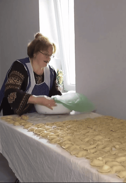 Викладачі львівського університету перетворили свій дім на мініцех, аби годувати бійців на фронті