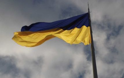 В Киеве на флагшток главного флага страны поднимут новое полотно