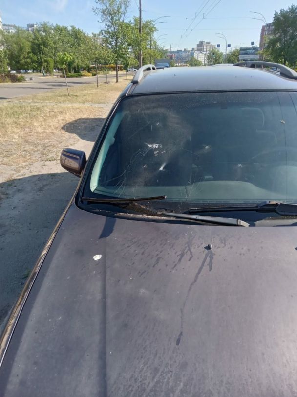 В Киеве неизвестный крушил авто