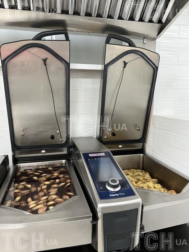 На техніці можна смажити, варити та тушкувати, але працює вона не в укритті / фото мистецького ліцею 