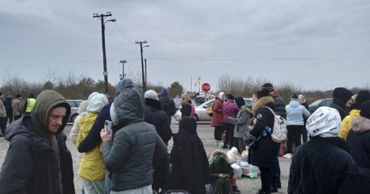 Об'їжджають кілометрові затори: на кордоні спеціальні автобуси перевозять жінок із дітьми до Польщі (фото)