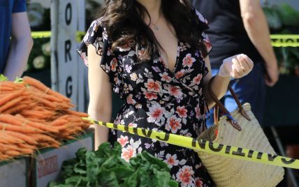 35-летняя американская актриса в цветочном мини-платье с декольте сходила на рынок за продуктами