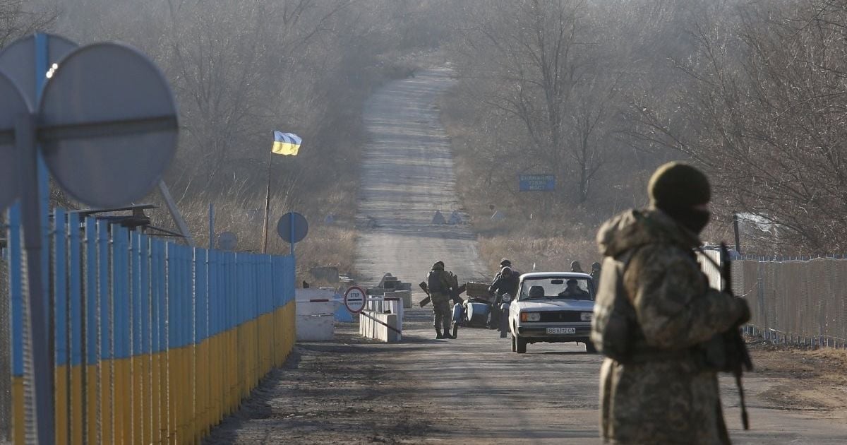 На Луганщині військові зайняли п'ятиповерхівку і не впускають мешканців додому – правозахисники